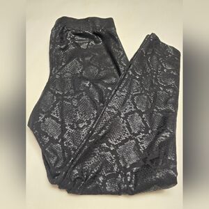 🐍Torrid Black Snake Pattern Leggings